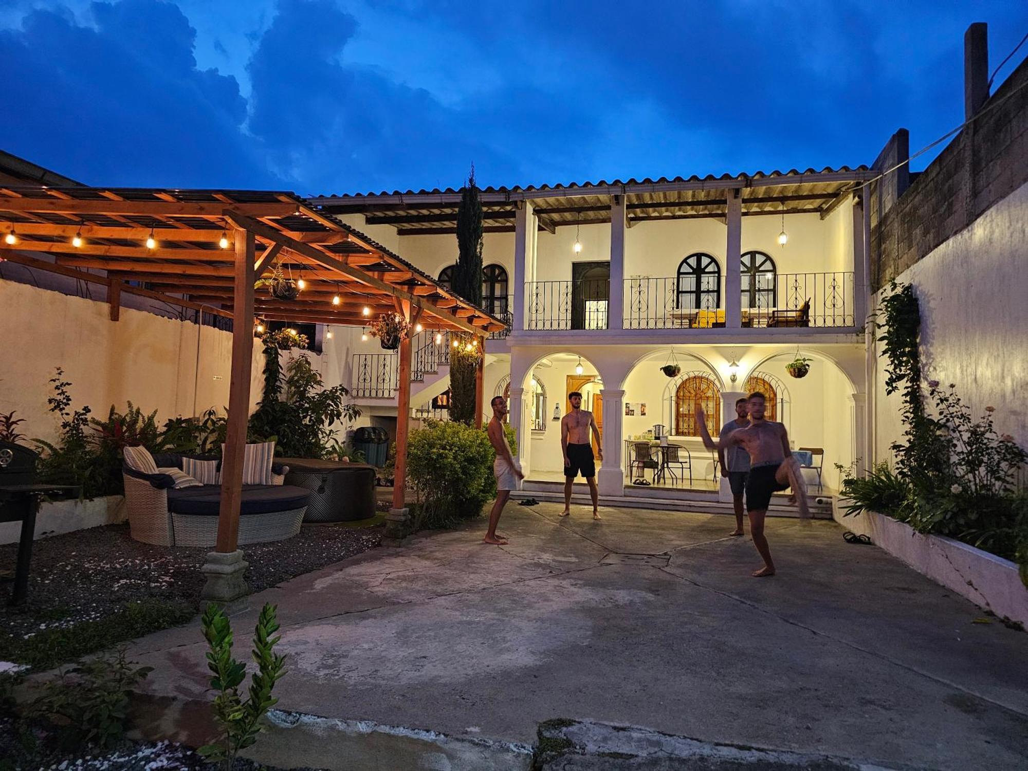 Blue Moon Hostel Antigua Exterior foto